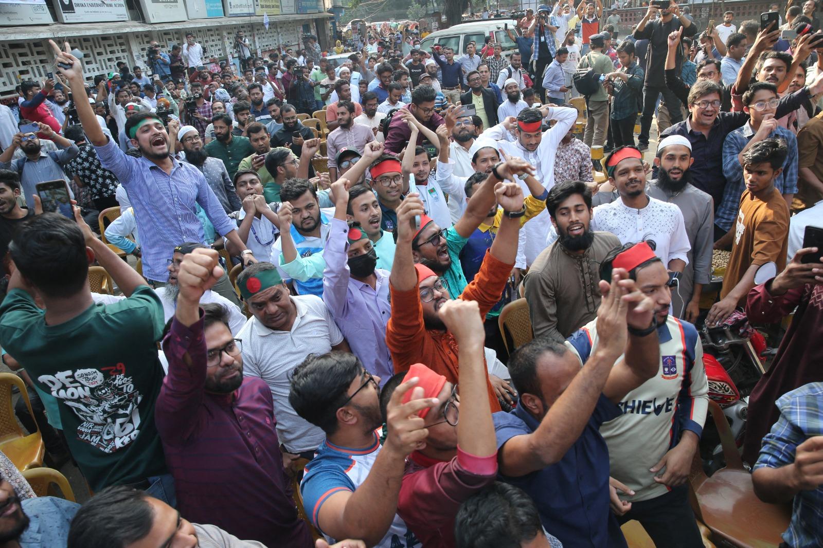 Bangladesh : l'ex-dictatrice Sheikh Hasina condamnée à mort pour « crimes contre...