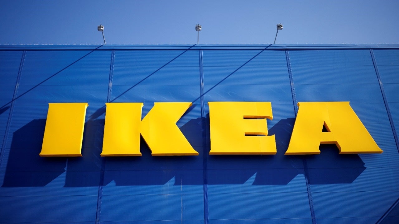 Les clients de Shanghai Ikea fuient alors que les autorités tentent de bloquer le magasin Les clients de Shanghai Ikea fuient alors que les autorités tentent de bloquer le magasin