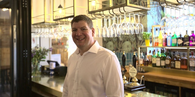 Tony Brett, propriétaire de The Holcombe Farmshop and Kitchen, a décidé d'afficher le contenu de la capsule temporelle au pub.