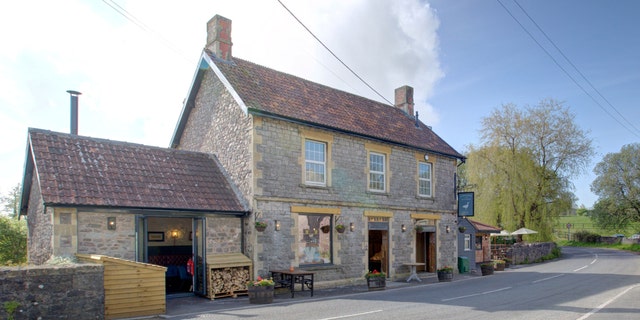 Le bâtiment Holcombe Farmshop and Kitchen a été construit au 19e siècle et a subi plusieurs rénovations au fil des ans.