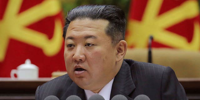 DOSSIER - Sur cette photo fournie par le gouvernement nord-coréen, le dirigeant nord-coréen Kim Jong Un assiste à une réunion du Parti des travailleurs de Corée à Pyongyang, en Corée du Nord, le 28 février 2022.