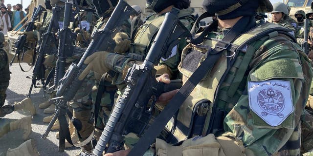 Les talibans organisent un défilé militaire avec du matériel de l'armée américaine capturé à Kandahar, en Afghanistan, le 8 novembre 2021.