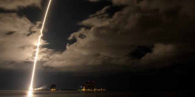 Une fusée United Launch Alliance Atlas 5 avec le vaisseau spatial Lucy à bord est montrée dans cette image d'exposition de 2 minutes 30 secondes alors qu'elle décolle du complexe de lancement spatial 41, le samedi 16 octobre 2021, à la station de force spatiale de Cap Canaveral en Floride.