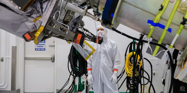 Un gros plan du vaisseau spatial Lucy de la NASA fixé sur une plate-forme tournante à l'intérieur de l'installation d'opérations spatiales d'Astrotech à Titusville, en Floride, le 1er septembre 2021. Le lancement de Lucy est prévu au plus tard le samedi 16 octobre lors du lancement combiné de l'Alliance Fusée Atlas en 401 depuis la rampe de lancement 41 à la station de la Force spatiale de Cap Canaveral.