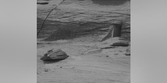 Le rover Curiosity de la NASA a capturé une image de ce qui semble être une porte sur Mars l'année dernière.