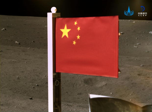 Image du document du drapeau national chinois déployé depuis le vaisseau spatial Chang'e-5
