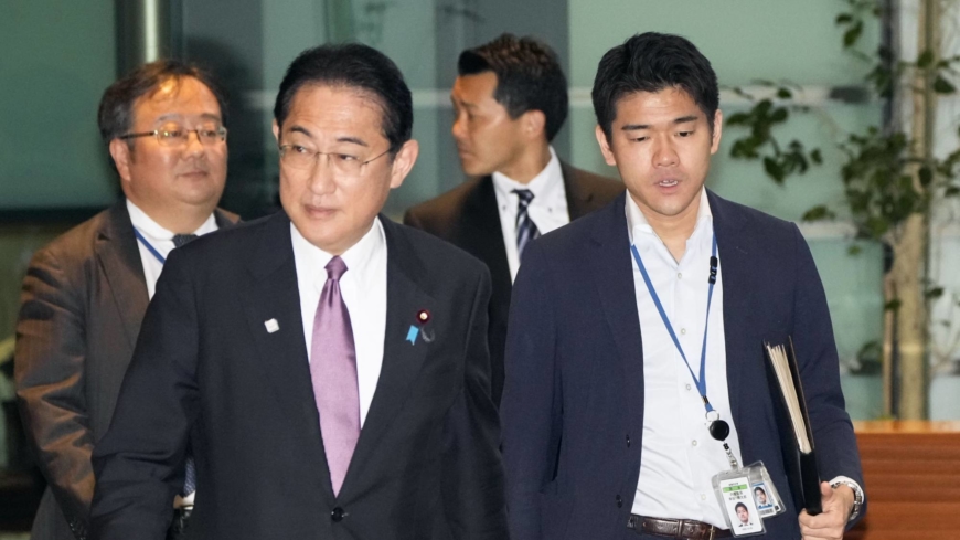 Kishida retire son fils de son poste de secrétaire politique en raison d&rsquo;une polémique sur les photos du parti