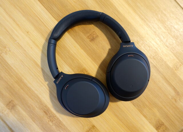 Casque à réduction de bruit Sony WH-1000XM4.