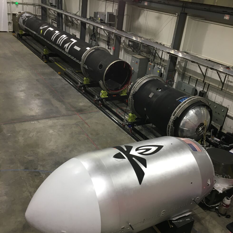 Un missile Alpha apparaît avant de fusionner à Vandenberg Air Force Base.