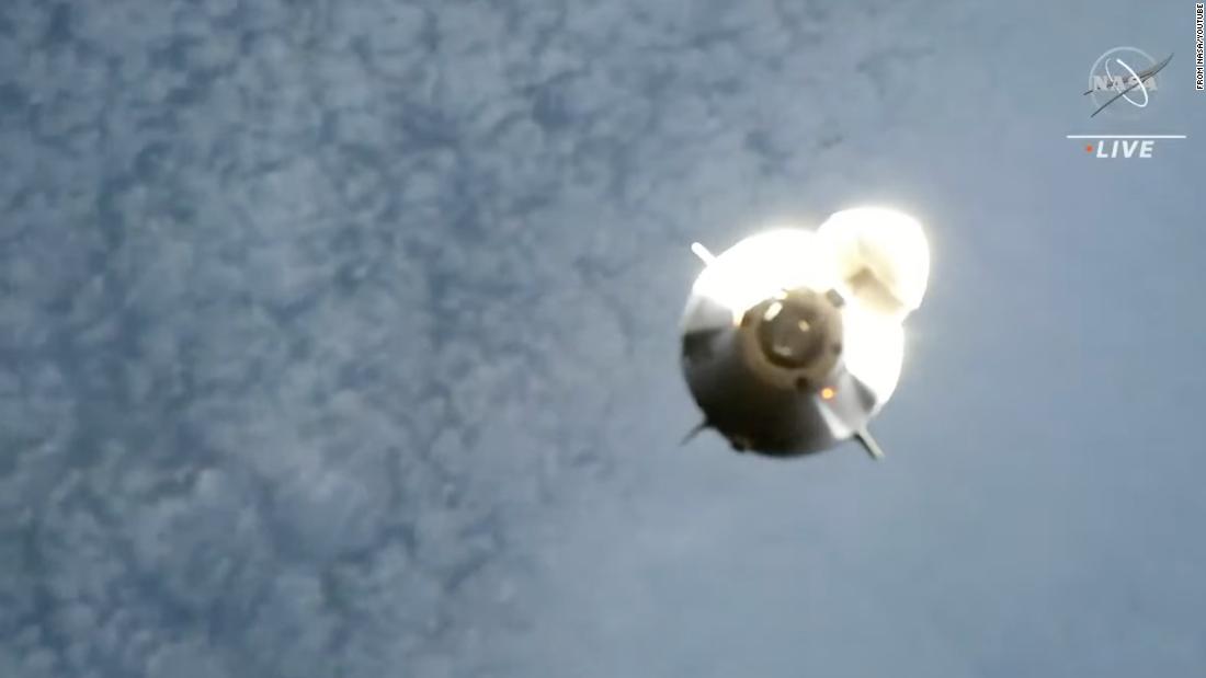 Une capsule d&rsquo;astronaute SpaceX s&rsquo;amarre à une station spatiale
