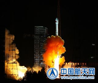 Une fusée Longue Marche 3C Chang'e 5 T1, la première mission lunaire aller-retour sans pilote de la Chine, lancée depuis le centre de lancement de satellites de Xichang en octobre 2014.