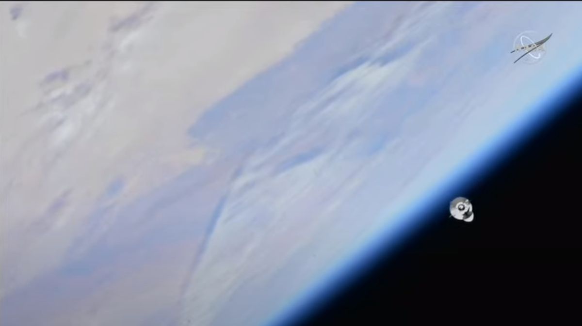 Le cargo SpaceX Dragon CRS-26 vu dans l'espace avec la terre bleue en dessous.