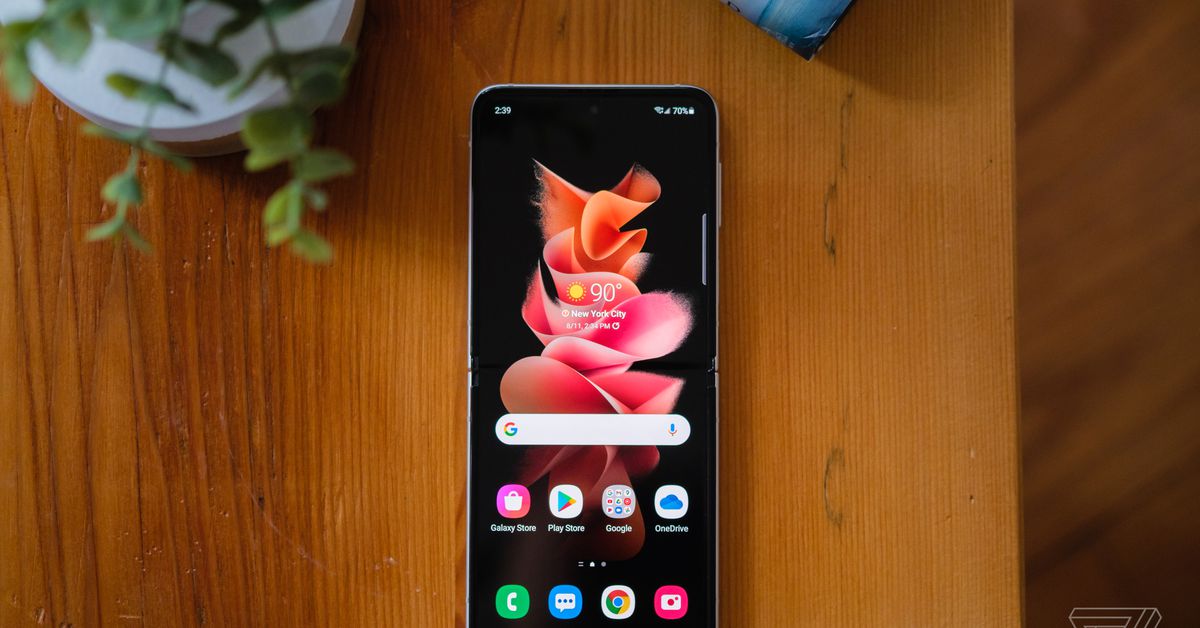 Les images fuites du Galaxy Z Flip 4 montrent une ride potentiellement moins perceptible Les images fuites du Galaxy Z Flip 4 montrent une ride potentiellement moins perceptible