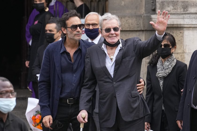 Alain Delon, légende du cinéma français de 87 ans, a été victime d&rsquo;intimidation par sa petite amie, disent les enfants, et elle a abusé de son chien