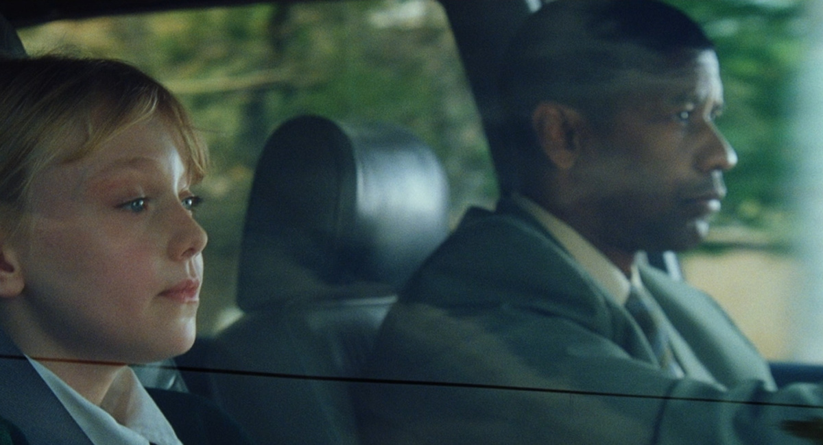 Dakota Fanning et Denzel Washington dans 