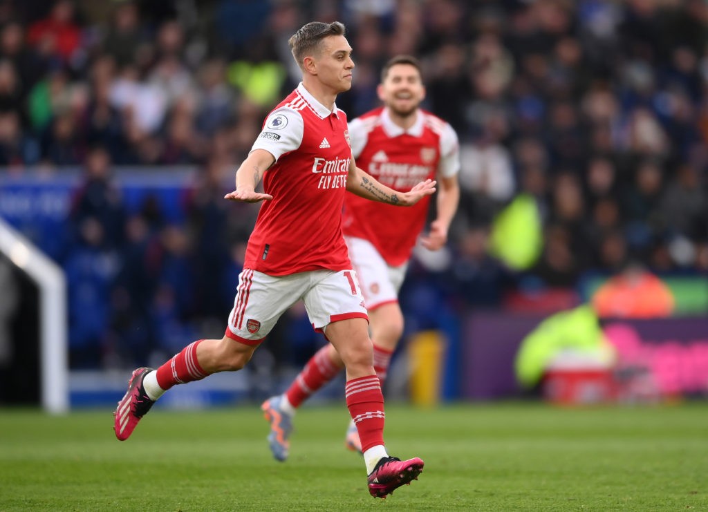 Explication : l'absence de Trossard à l'entraînement en Belgique 2 LEICESTER, ANGLETERRE – 25 FÉVRIER: Leandro Trossard d'Arsenal célèbre son but latéral qui est ensuite interdit lors du match de Premier League entre Leicester City et Arsenal FC au King Power Stadium le 25 février 2023 à Leicester, en Angleterre. (Photo de Laurence Griffiths/Getty Images)