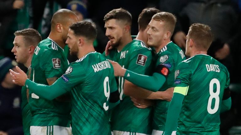 L'Irlande du Nord célèbre après avoir pris la tête contre la Lituanie