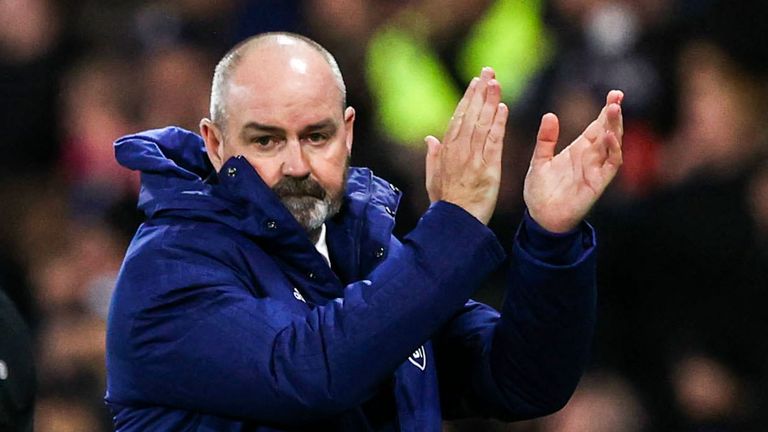 GLASGOW, ÉCOSSE – 15 NOVEMBRE : le manager écossais Steve Clarke célèbre l'attaquant 1-0 lors d'un match de qualification pour la Coupe du Monde de la FIFA entre l'Écosse et le Danemark à Hampden Park le 15 novembre 2021 à Glasgow, en Écosse. (Photo de Craig Williamson / Groupe SNS)
