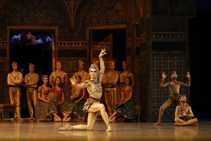 Paul Marque dans & nbsp; le rôle de Golden Idol dans "La Bayadère" à Bastille, en direct sur le site de l'Opéra de Paris le 13 décembre 2020 (OPERA NATIONAL DE PARIS)