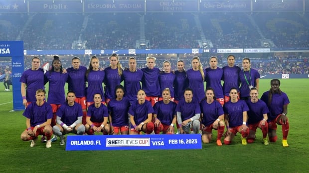 Lutte pour l’égalité : les équipes de soccer féminin doivent suivre l’exemple du Canada et porter des bracelets violets Lutte pour l’égalité : les équipes de soccer féminin doivent suivre l’exemple du Canada et porter des bracelets violets