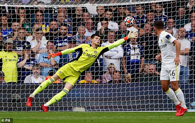 Owen a affirmé avoir vu Meslier à l'académie de Leeds à l'âge de 16 ans, mais n'a rejoint le club qu'à 19 ans.