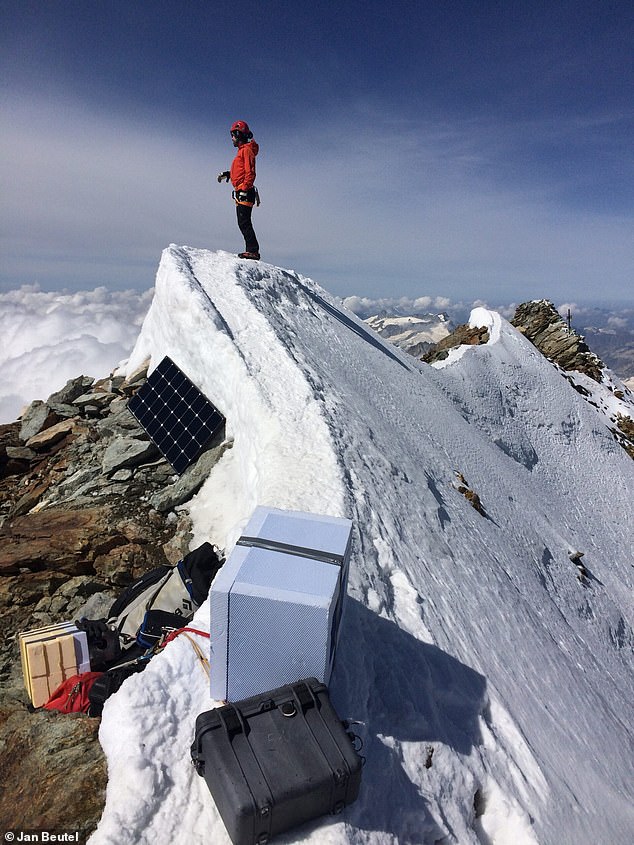 C'est la conclusion de chercheurs dirigés par l'Université technique de Munich qui ont mesuré les vibrations normalement imperceptibles de la montagne emblématique.  Sur la photo : un sismomètre installé au sommet du Cervin