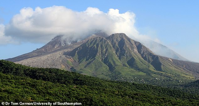Les scientifiques ont découvert que les éruptions intenses des volcans étaient très probablement responsables du réchauffement rapide au cours de l'événement de réchauffement maximal du Paléocène et de l'Éocène. Sur la photo, un volcan à Montserrat, Antilles