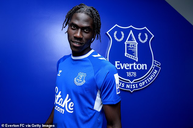 Everton a signé Amadou Onana de Lille pour 34 millions de livres sterling après avoir détourné le transfert de West Ham pour le milieu de terrain Everton a signé Amadou Onana de Lille pour 34 millions de livres sterling après avoir détourné le transfert de West Ham pour le milieu de terrain