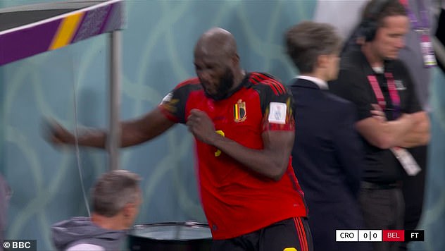 Après le match, il a montré sa frustration en frappant le verre sur le banc belge