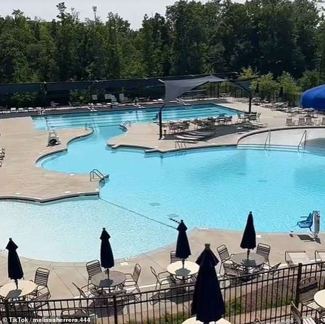Une vidéo montre comment le quartier de Melissa possède son propre club-house avec salle de sport, piscine privée et court de tennis.  