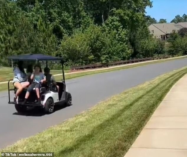 Melissa - qui vit avec sa femme Stacy et leur chien de compagnie - révèle comment les gens se déplacent dans son quartier en voiturettes de golf