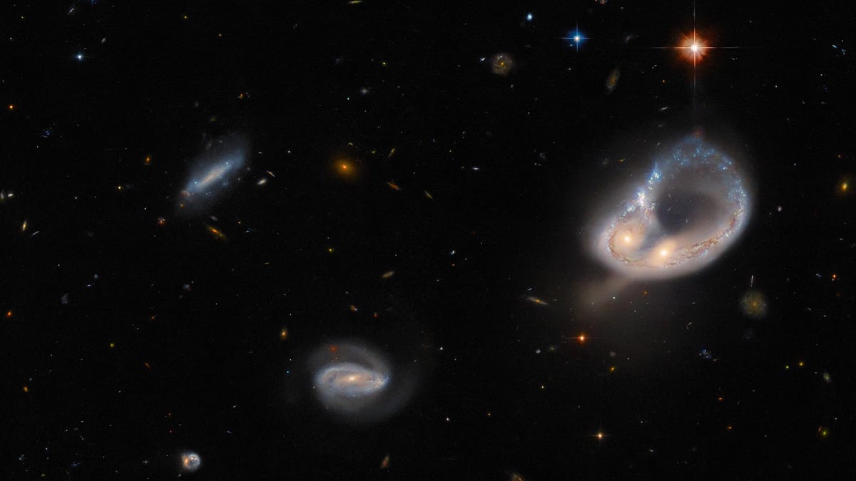 Le télescope Hubble capture une collision galactique surréaliste Le télescope Hubble capture une collision galactique surréaliste
