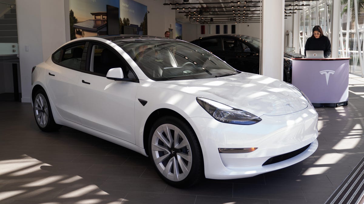 Les pirates rendent une Tesla dangereuse à conduire et gagnent un modèle 3