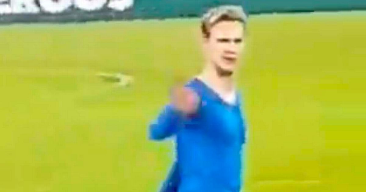 La réaction de Frenkie de Jong a été repérée alors qu&rsquo;un fan criait « Erik ten Hag vous attend »