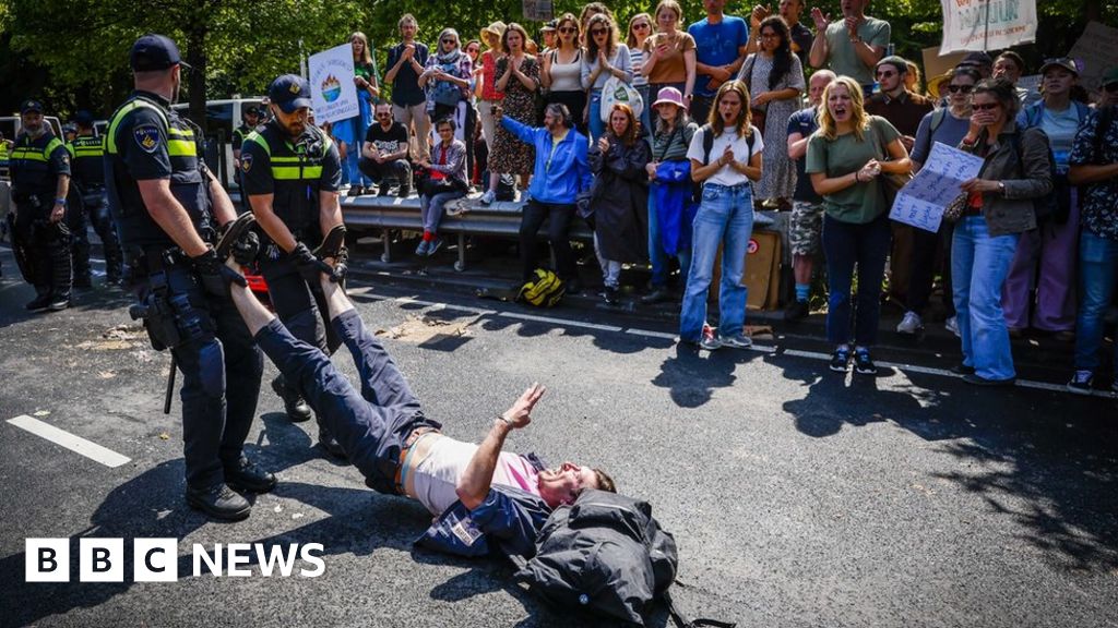 La manifestation Extinction Rebellion aux Pays-Bas se termine avec 1 500 arrestations La manifestation Extinction Rebellion aux Pays-Bas se termine avec 1 500 arrestations