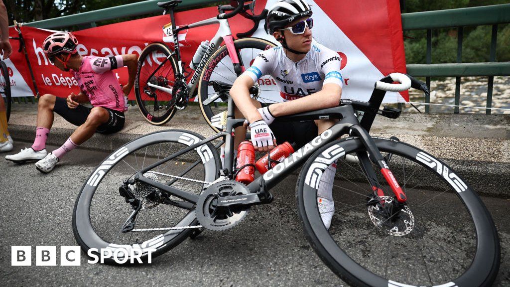 L&rsquo;étape 14 du Tour de France est relancée après une grave chute peu après le départ