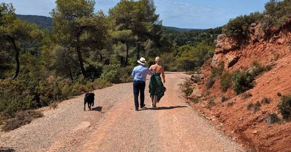 Lancien président François Hollande et sa compagne Julie Gayet profitent dune balade en amoureux à Aix-en-Provence – La Provence