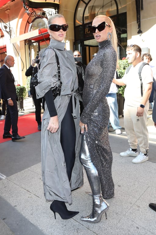 Avec Paris et Nicky Hilton à la Fashion Week de Paris, les photographes voient double – Cable Chronicles