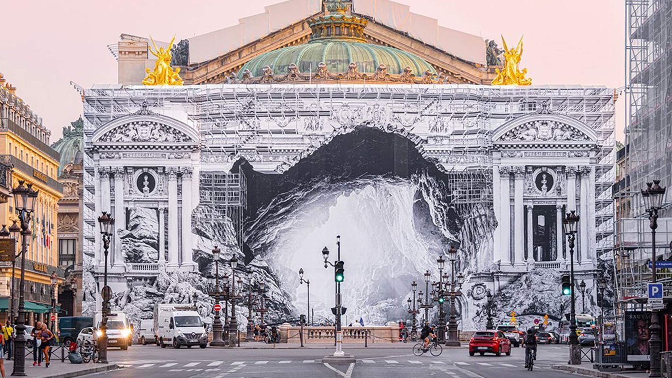 À Paris, JR dissimule les travaux de lOpéra Garnier avec un trompe-lœil géant À Paris, JR dissimule les travaux de lOpéra Garnier avec un trompe-lœil géant
