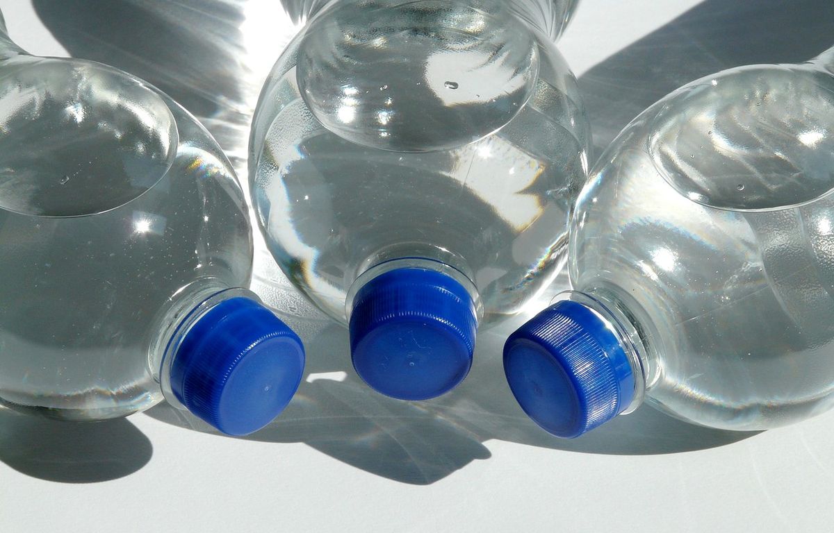Leau en bouteille contient des centaines de milliers de particules de plastique par litre, selon une étude Leau en bouteille contient des centaines de milliers de particules de plastique par litre, selon une étude