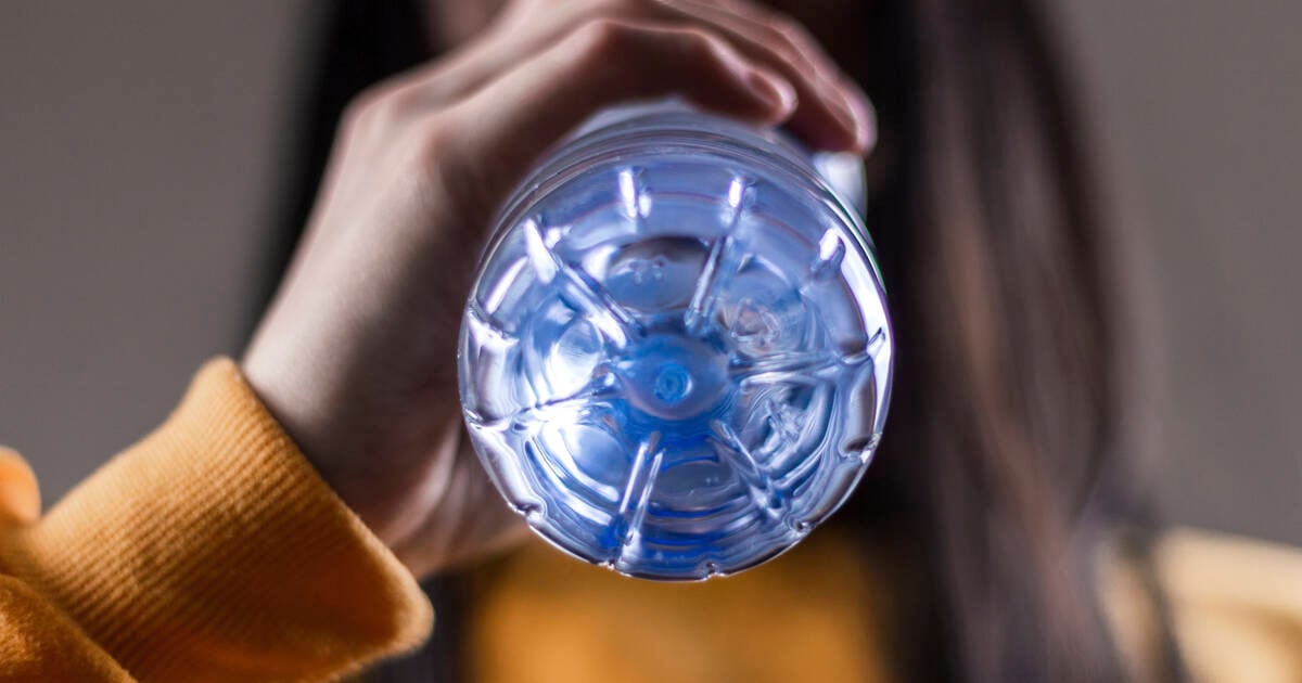 Santé : leau en bouteille déborde de centaines de milliers de nanoplastiques par litre Santé : leau en bouteille déborde de centaines de milliers de nanoplastiques par litre