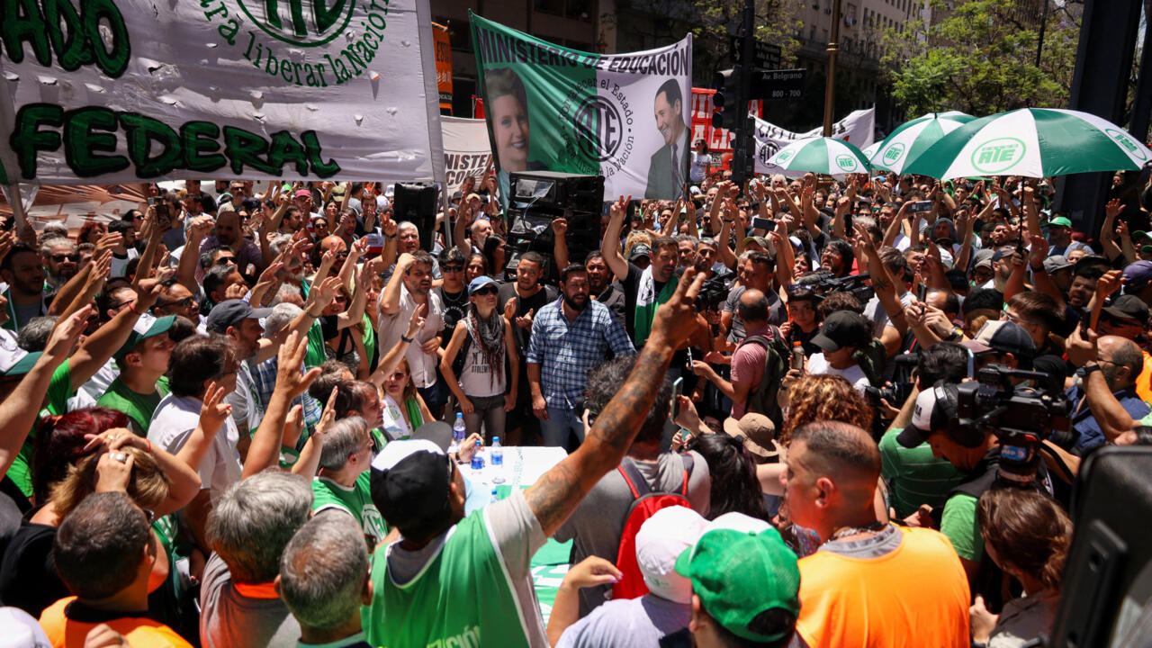 En Argentine, Javier Milei présente la facture aux organisateurs dune manifestatio