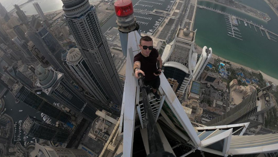 Le grimpeur urbain de lextrême Rémi Enigma est mort à 30 ans après une chute dun building de 220 m à Hong Kong