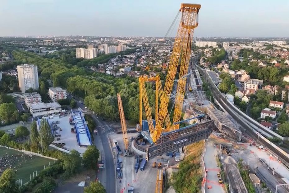 VIDEO. Lune des plus grandes grues du monde installée en Île-de-France VIDEO. Lune des plus grandes grues du monde installée en Île-de-France