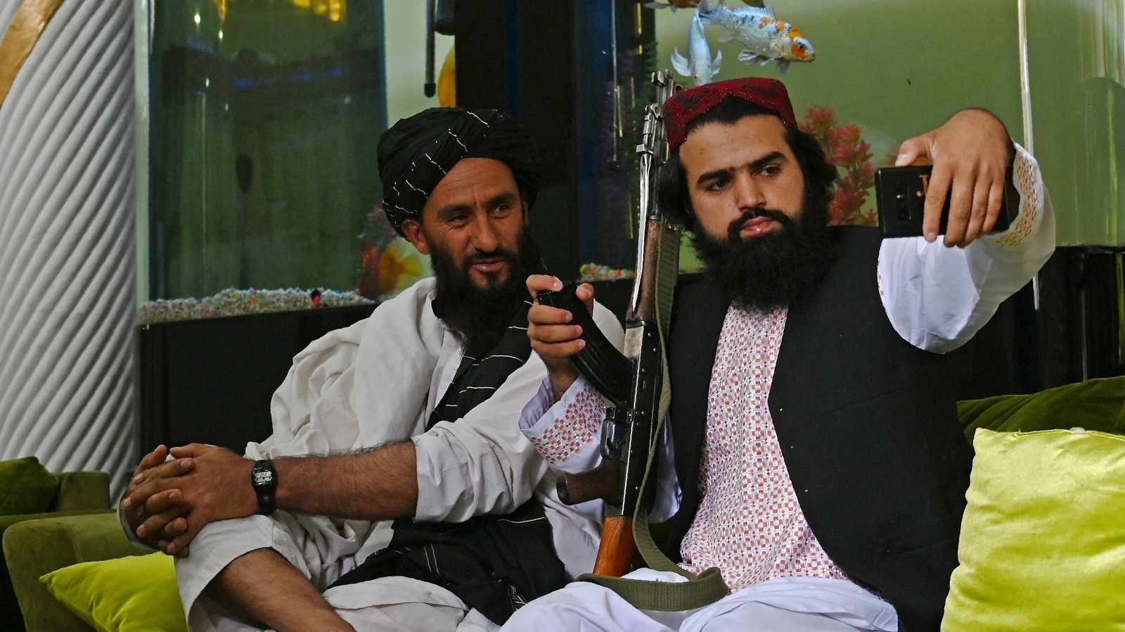 « Très répréhensible » : le ministre de la Défense des talibans enragé contre les combattants prenant des selfies dans les bureaux du gouvernement | Nouvelles du monde