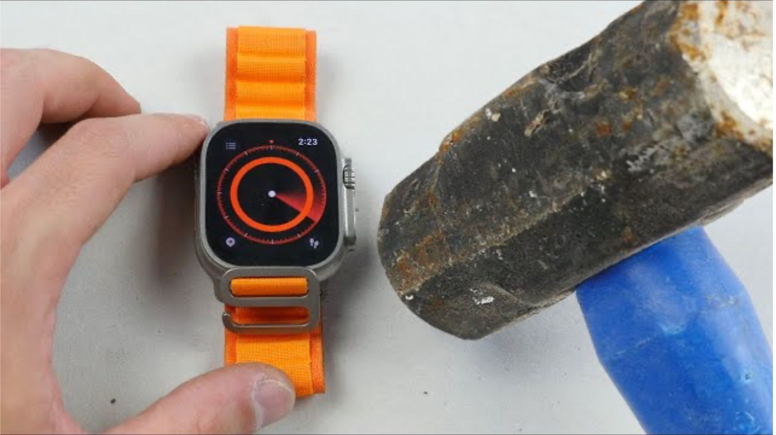 YouTuber teste la durabilité supérieure de l’Apple Watch avec un marteau : cassez la table avant l’horloge YouTuber teste la durabilité supérieure de l’Apple Watch avec un marteau : cassez la table avant l’horloge