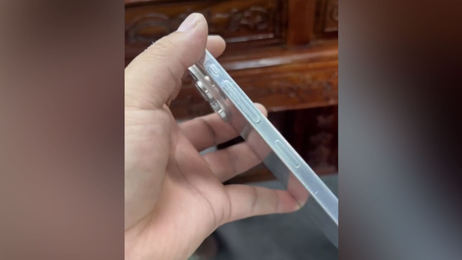 L&rsquo;iPhone 15 Pro Dummy apporte un aspect réaliste aux nouveaux boutons, USB-C, etc.