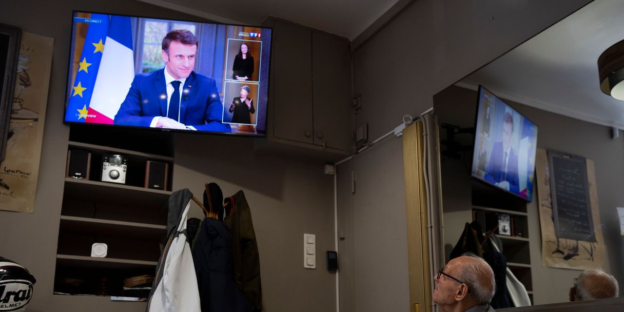 Macron sort de son silence pour tenter de calmer les manifestations en France contre la révision des retraites