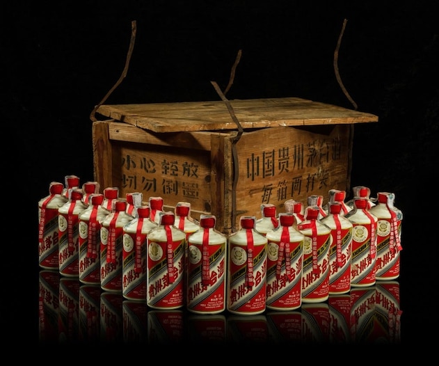 Une collection rare de Kweichow Moutai baijiu qui comporte des logos de tournesol au lieu de la fée volante habituelle.