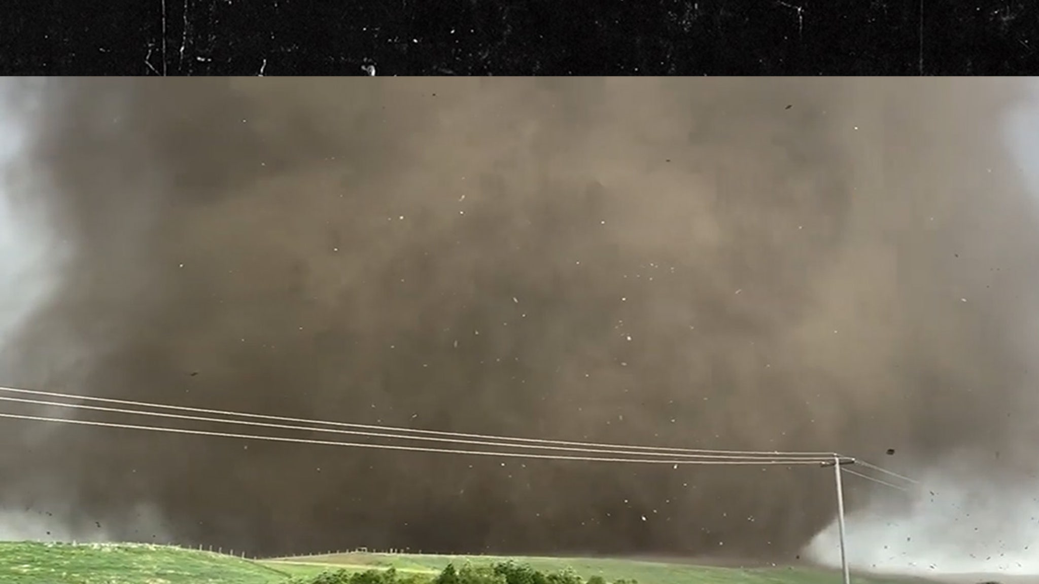 Une énorme tornade frappe l’Alberta le jour de la fête du Canada Une énorme tornade frappe l’Alberta le jour de la fête du Canada